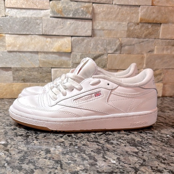 Reebok Shoes - Reebok women’s classic White Sneakers EUC 7.5